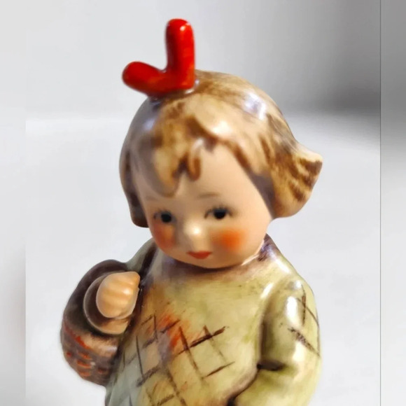 M.I. Hummel Club Figurine #284 / 479, I Brought You A Gift, EXC - Picture 7 of 10